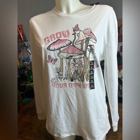 Juniors XL Long Sleeve Graphic T Shirt - Picture 13 of 15